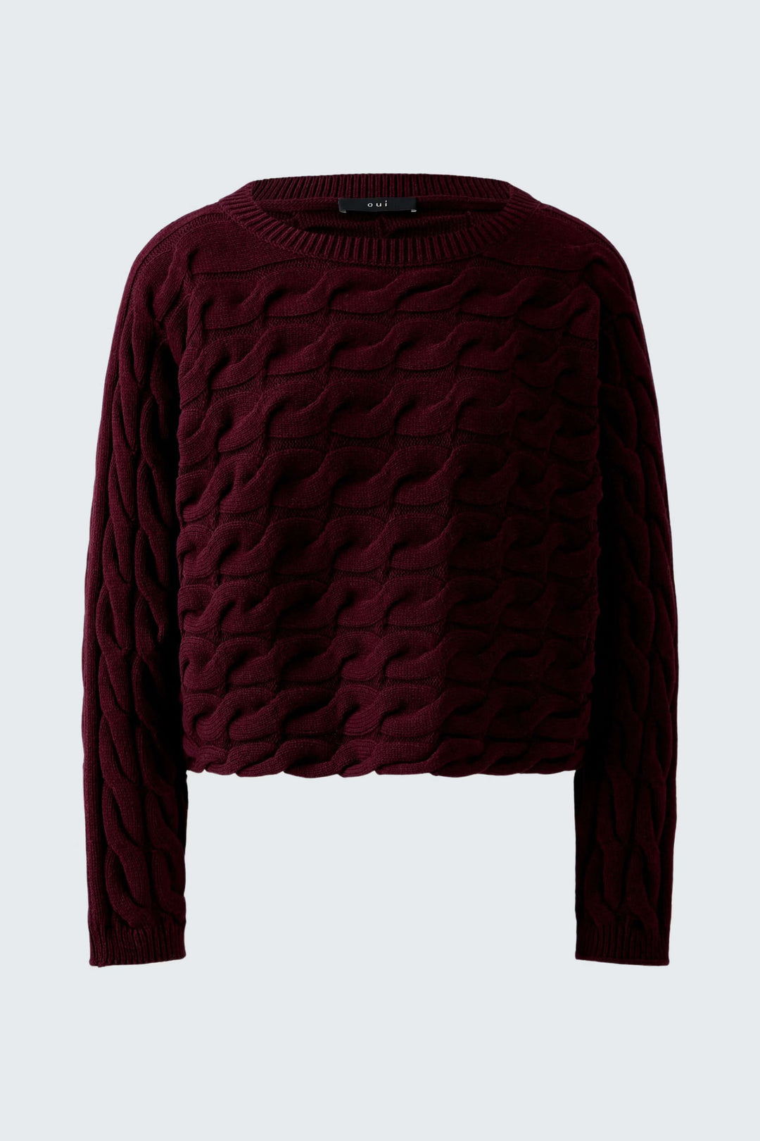 Tricot Sirah motif torsadé, coupe carrée, col bateau moderne, coton doux et volumineux. Élégance et confort dans un tricot unique.