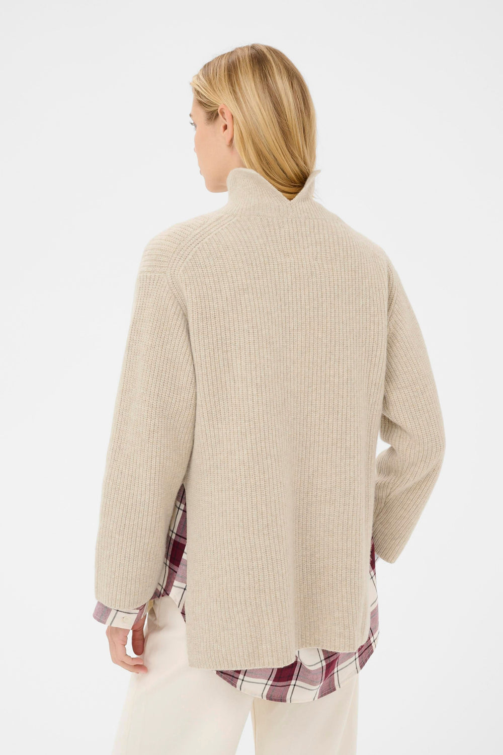 Vue arrière d'un tricot Sofiya à col montant avec coupe ample et droite, tricot côtelé souple, longueur généreuse.
