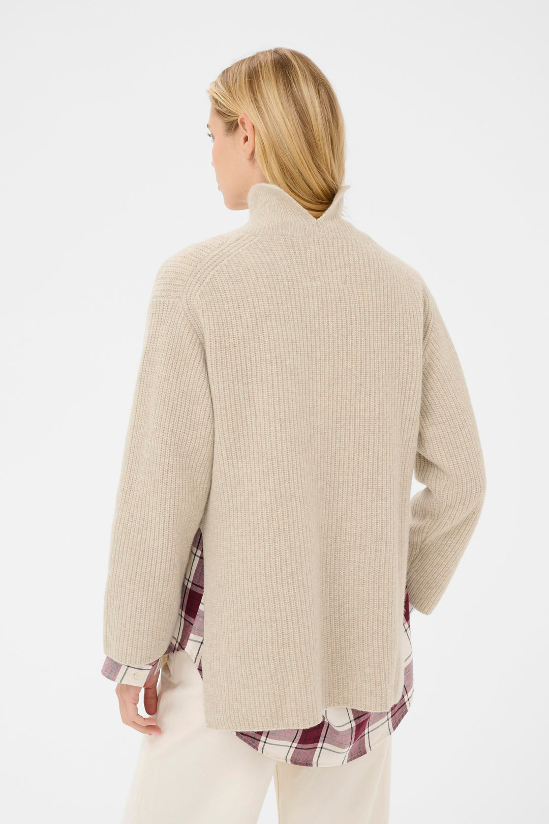 Vue arrière d'un tricot Sofiya à col montant avec coupe ample et droite, tricot côtelé souple, longueur généreuse.