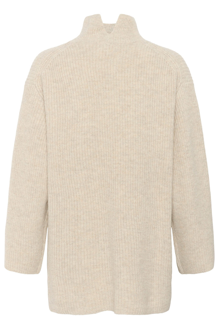Tricot Sofiya à col montant avec coupe ample et droite, tricot côtelé doux et souple, idéal pour les journées fraîches en automne.