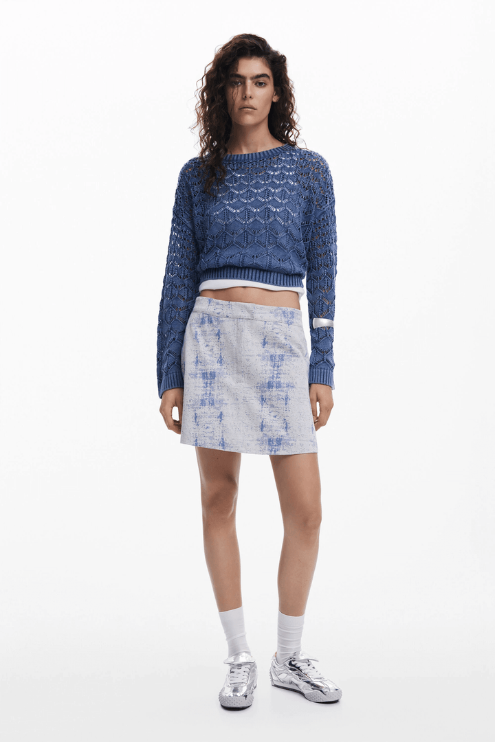 Tricot ajouré bleu ample avec jupette tendance, col rond et manches longues, style moderne et décontracté.