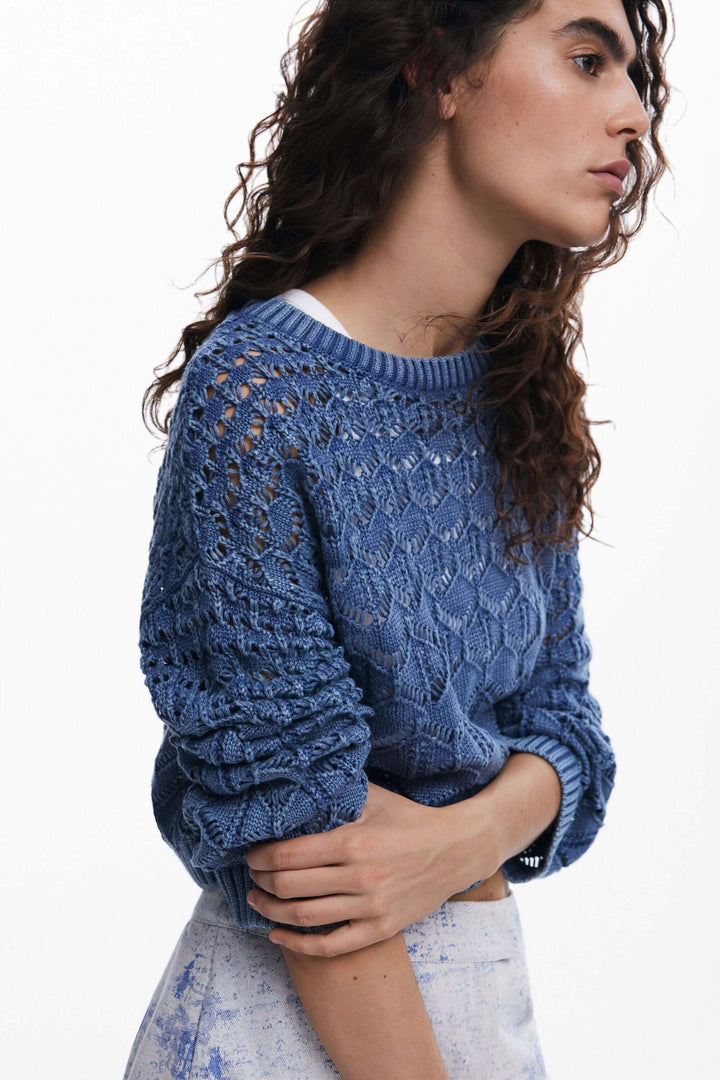 Tricot ajouré bleu à manches longues, coupe ample, transparent et moderne, parfait pour les superpositions.