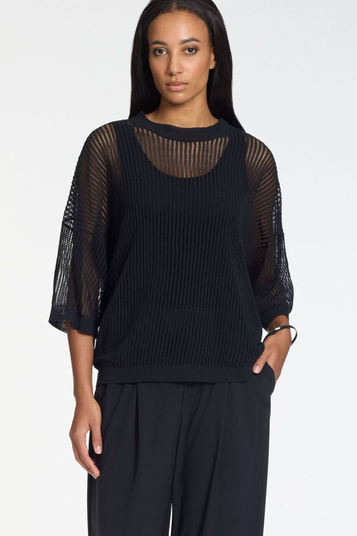 Tricot ajouré en maille légère manches 3/4, coupe fluide, encolure ronde, idéal pour un look moderne et confortable.