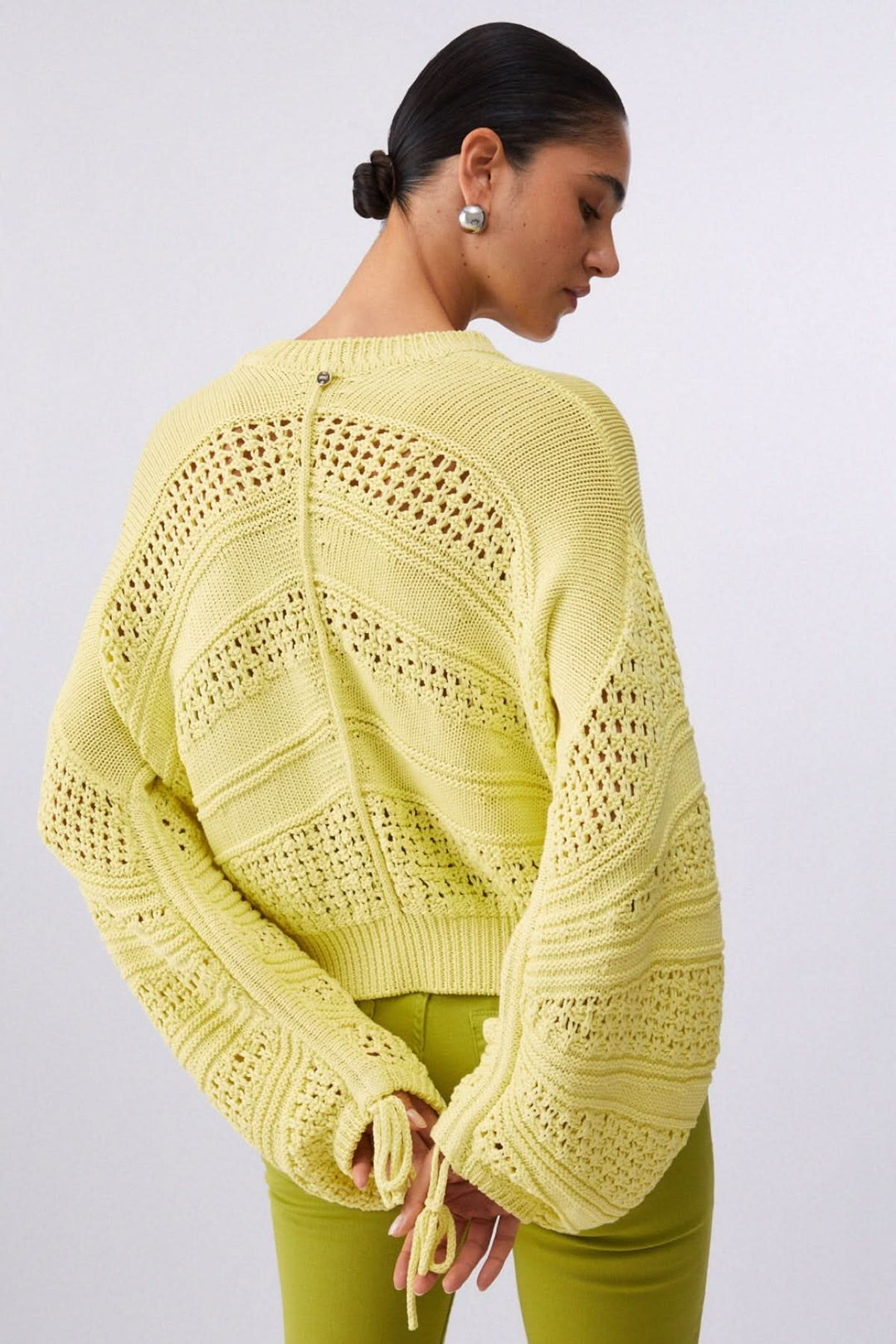 Tricot ajouré à manches longues en maille texturée jaune, idéal pour la mi-saison, vue arrière avec détails ajourés et finitions côtelées.