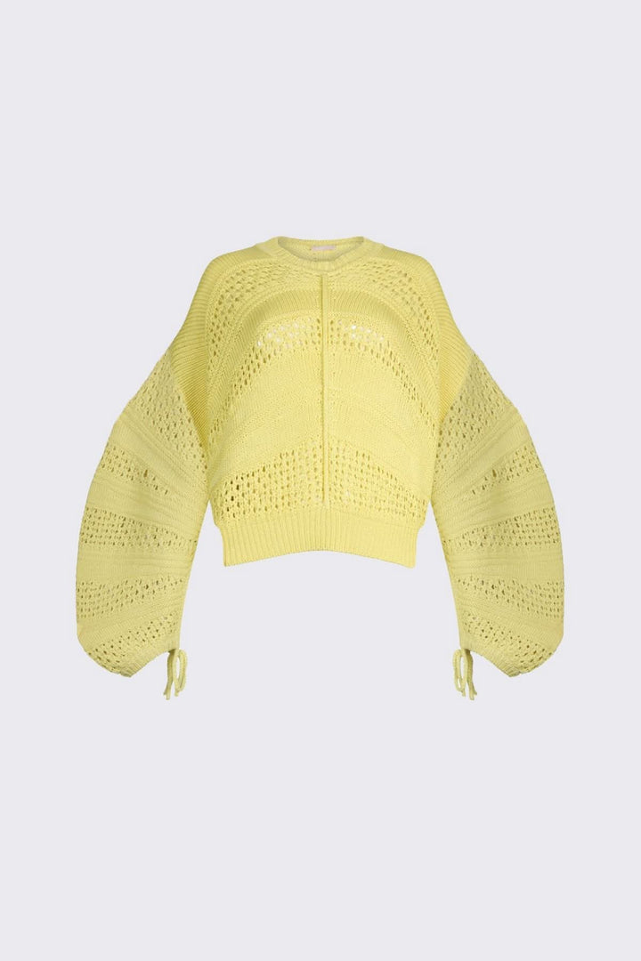 Tricot ajouré à manches longues jaune avec crochet et design texturé moderne.