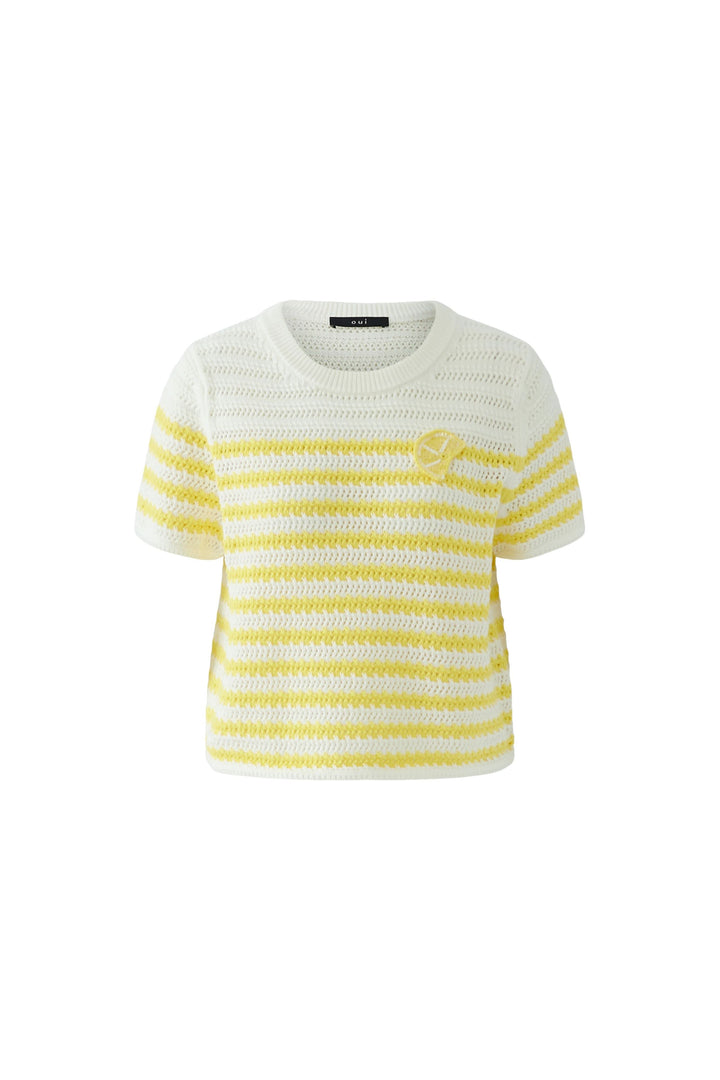 Tricot ajouré à rayures manches courtes en blanc et jaune, coupe ajustée, encolure ronde. Décris moi le produit en français.