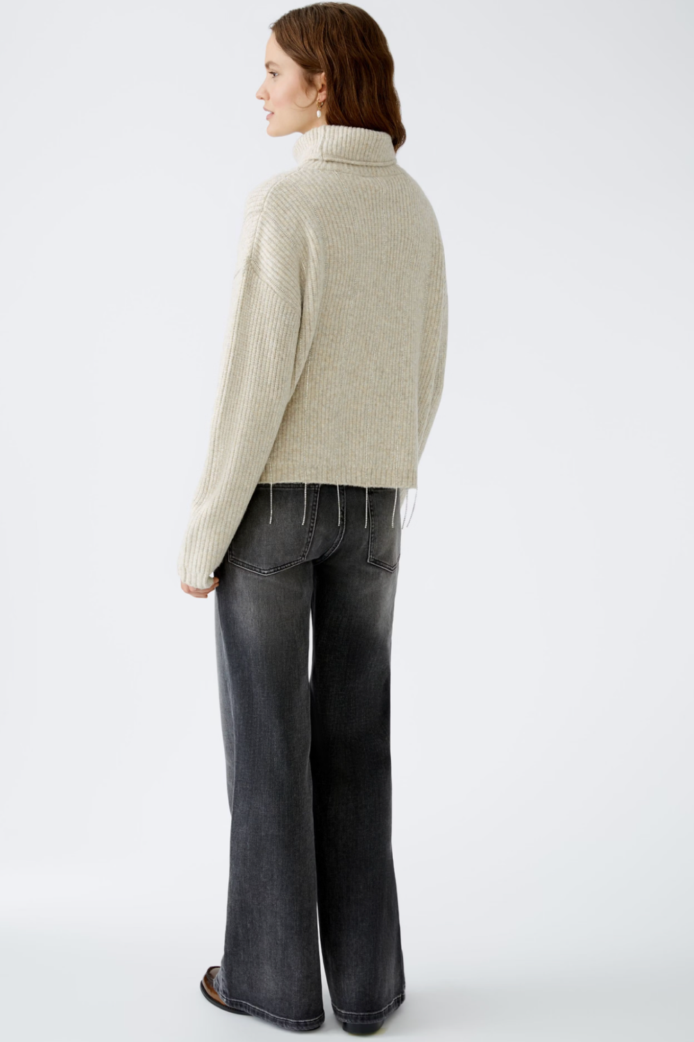 Tricot à fil pailleté avec col roulé, modèles modernes et décontractés, porté avec jeans évasés.
