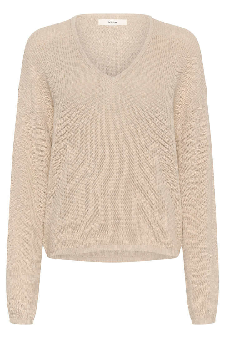 Tricot col V en maille beige pour un style décontracté avec manches longues et finition bord-côte, idéal pour superposer.