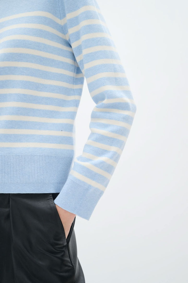Tricot de coton rayé Wallis en bleu avec manches longues et col rond, idéal pour un look décontracté ou élégant.