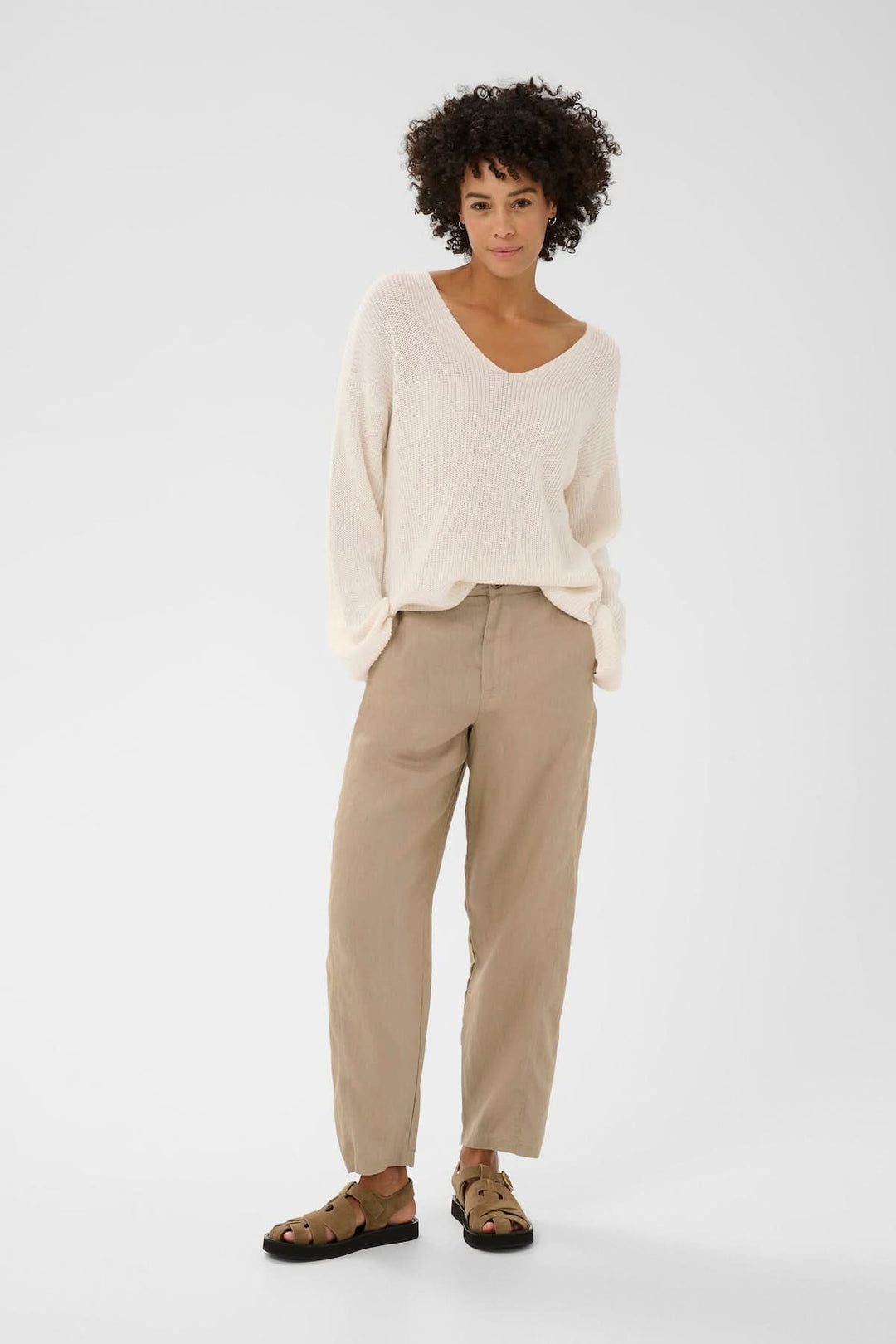 Tricot en maille légère Eltronas porté par modèle, coupe droite, encolure dégagée, manches longues, style décontracté et raffiné.