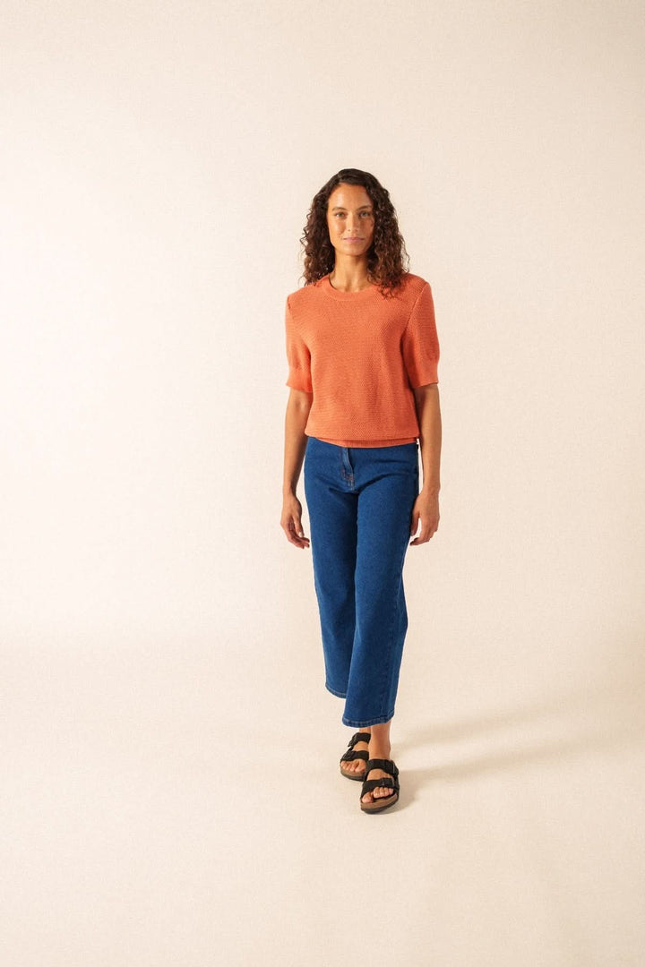 Modèle portant le Tricot manches courtes PROVENCE avec jean, coupe droite, encolure ronde et manches courtes, idéal pour un look moderne.