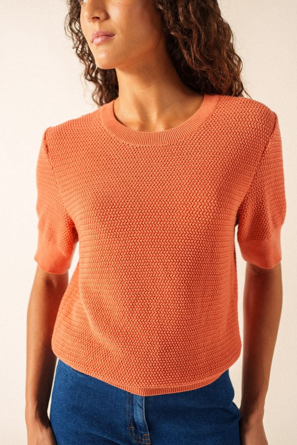 Tricot manches courtes PROVENCE en maille texturée, coupe droite, encolure ronde, style moderne et polyvalent.