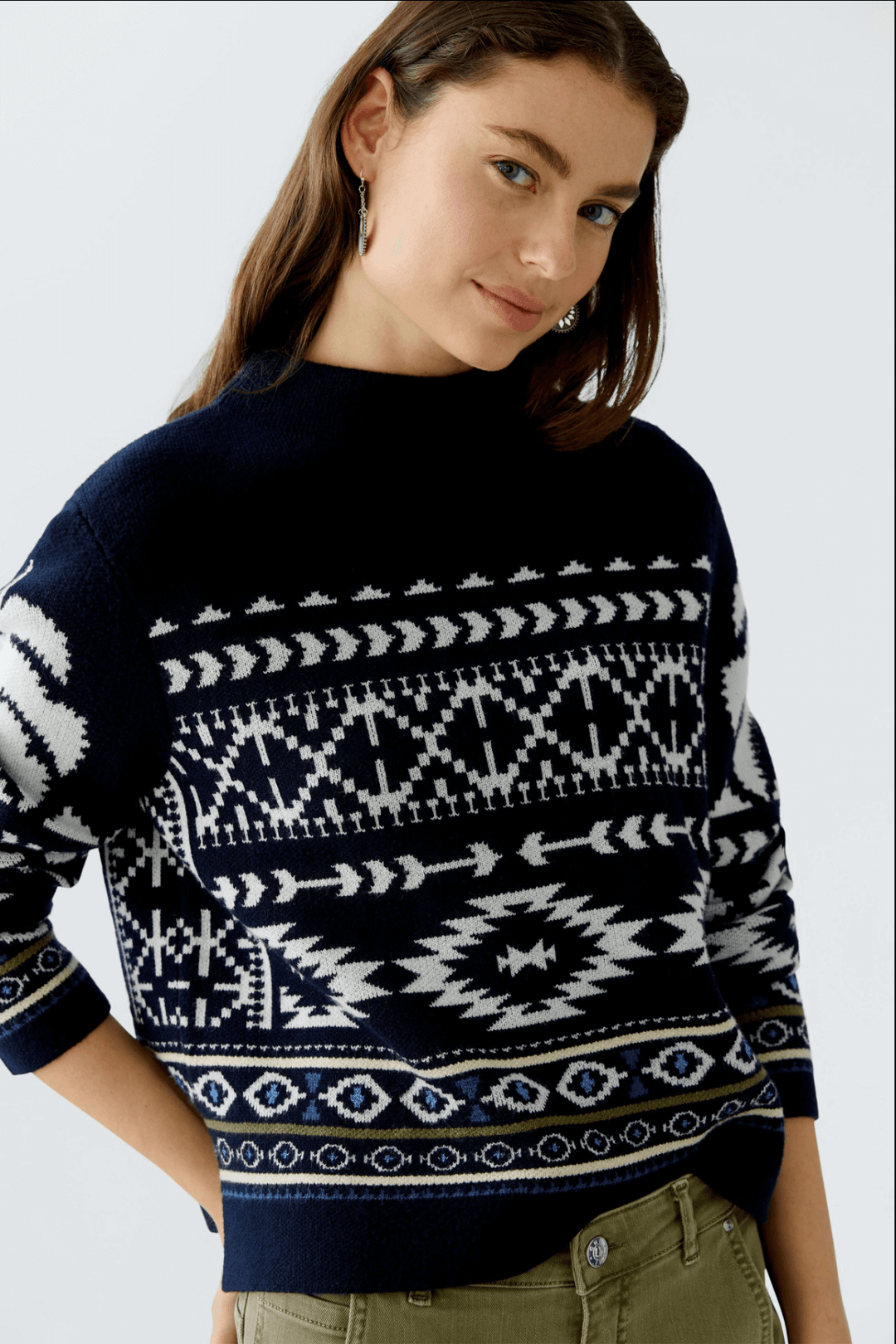 Pull en jacquard à motif norvégien, coupe décontractée et col montant, idéal pour un look hivernal élégant.