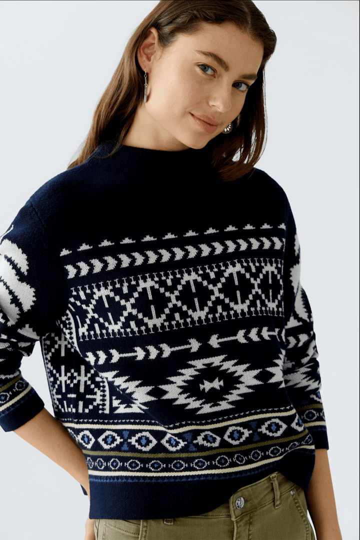 Pull en jacquard à motif norvégien, coupe décontractée et col montant, idéal pour un look hivernal élégant.