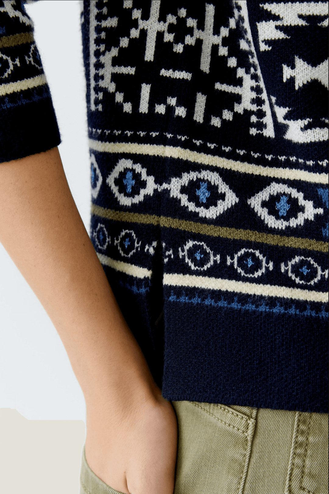 Pull en tricot norvégien, col montant, manches longues et motifs jacquard, parfait pour un look hivernal élégant.