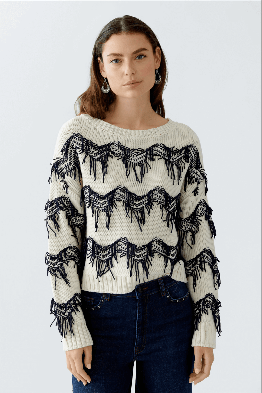 Tricot à motif zigzag avec franges manuelles, coupe carrée et encolure sous-marine, stylé et décontracté.