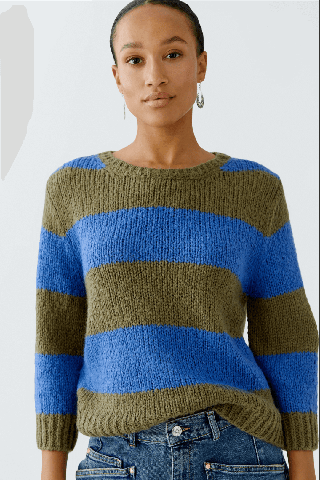 Femme portant un Tricot rayures larges en laine et mohair, col ras du cou avec bordure imprimée, manches 3/4, coupe décontractée.