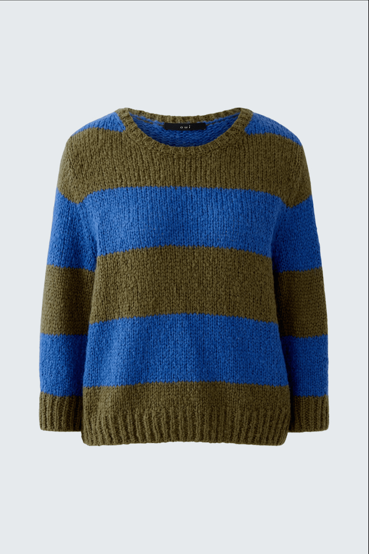 Tricot rayures larges, col ras du cou, manches 3/4 en laine et mohair, coupe décontractée, cosy et tendance, fond bleu et vert.