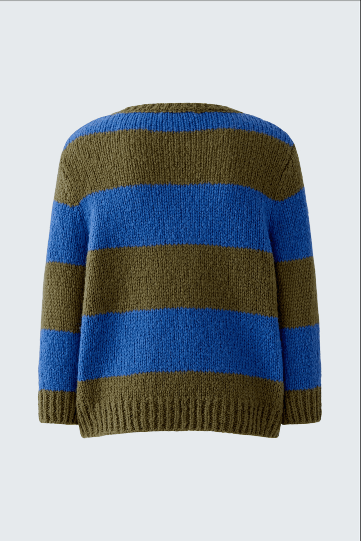 Tricot rayures larges en laine moelleuse avec rayures bleu et olive, col ras du cou, manches 3/4, style confortable et tendance.