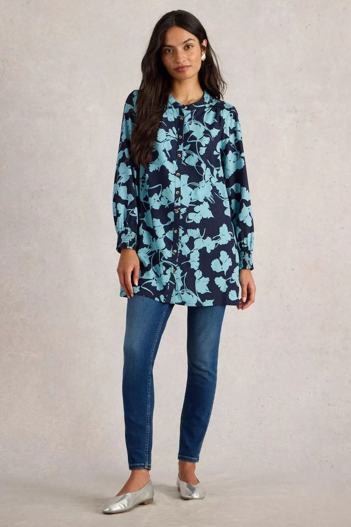 Tunique Amy avec imprimé botanique, coupe décontractée, manches longues, portée avec un jean pour un look stylé.