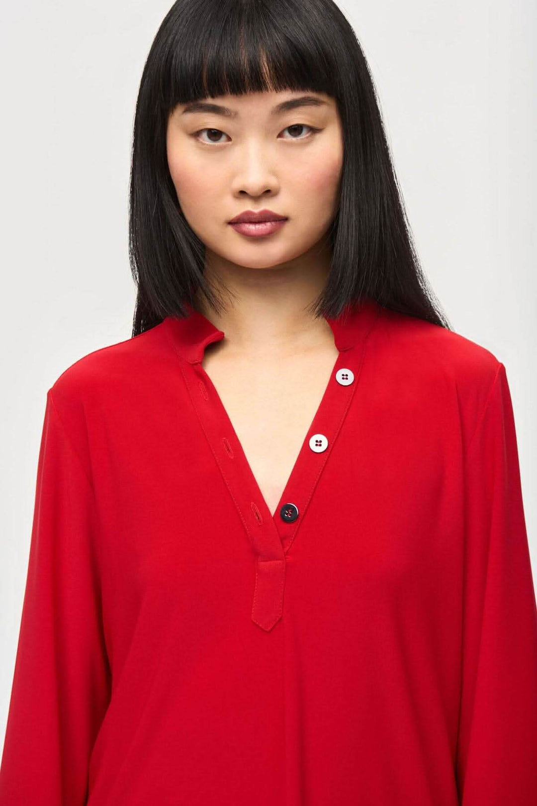 Tunique rouge à col mao, encolure en V avec patte de boutonnage à trois boutons, manches 3/4.