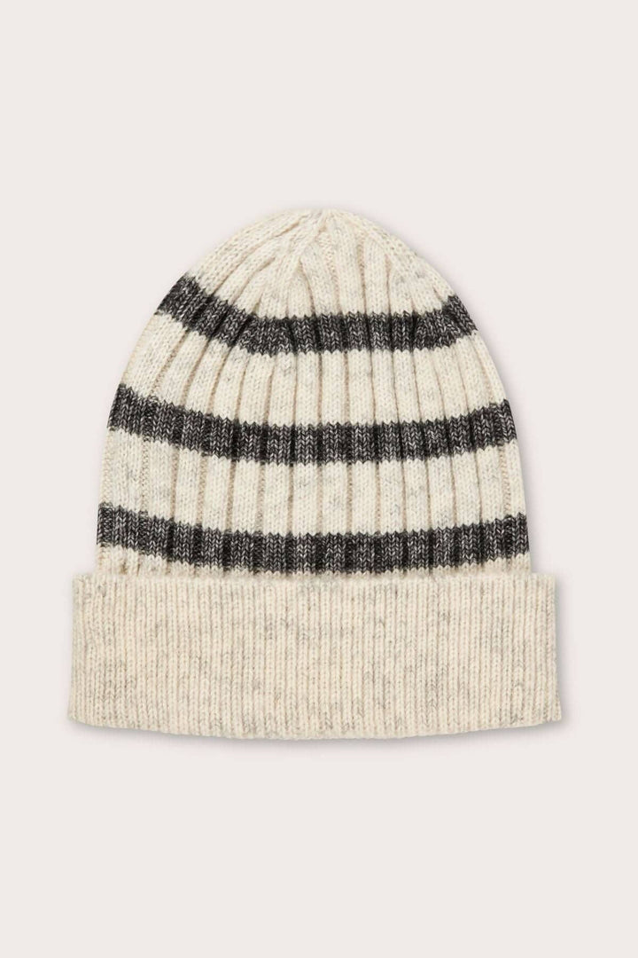 Bonnet doux à rayures grises et blanches, en laine et coton, parfait pour rester au chaud avec style.