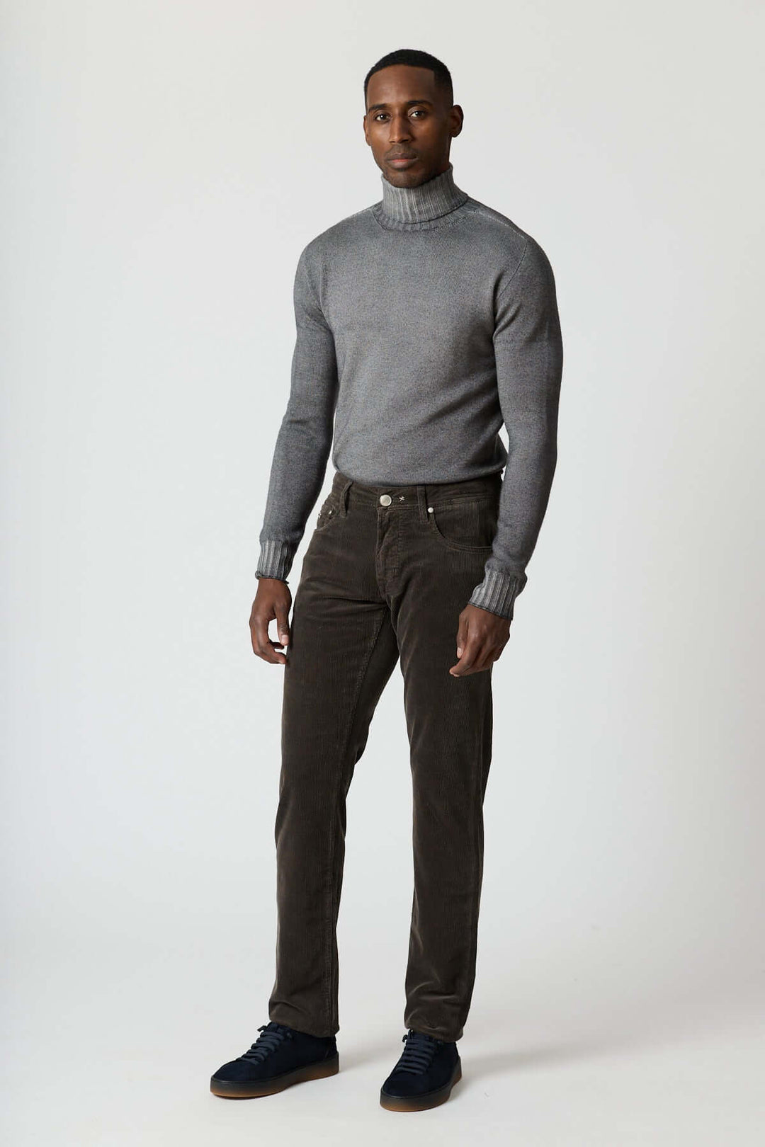 Homme portant un Pantalon en velours côtelé cinq poches Michelangelo coupe regular slim, élégant et casual chic.