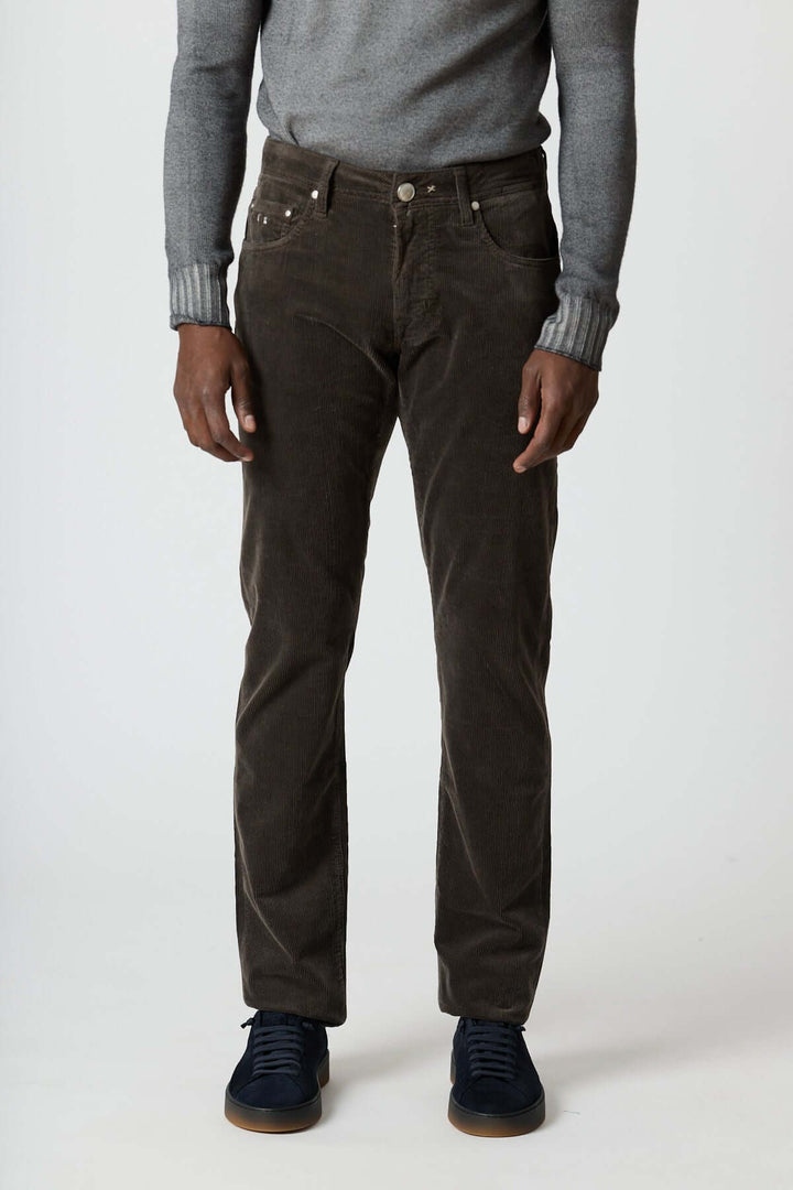 Man wearing Pantalon en velours côtelé cinq poches Michelangelo, regular slim fit, brown, showcasing casual chic winter fashion.