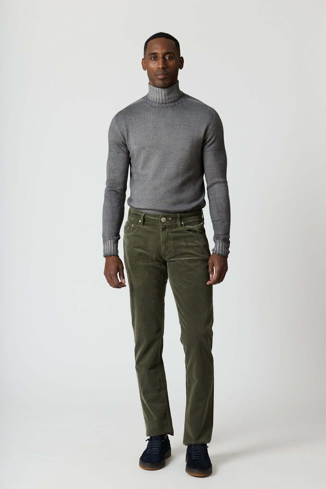 Homme portant un pantalon en velours côtelé cinq poches Michelangelo, coupe regular slim, pour un style casual chic hivernal.