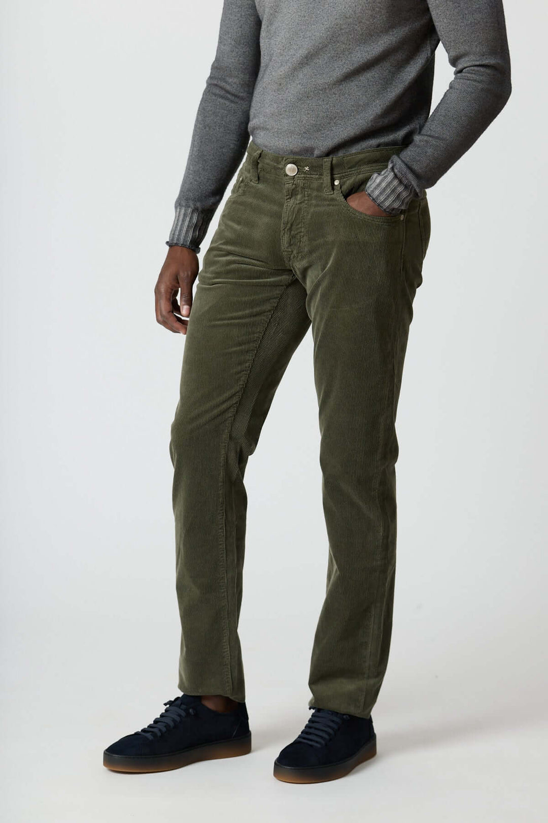 Homme portant le Pantalon en velours côtelé cinq poches Michelangelo, coupe regular slim, couleur olive, allure confortable et élégante.