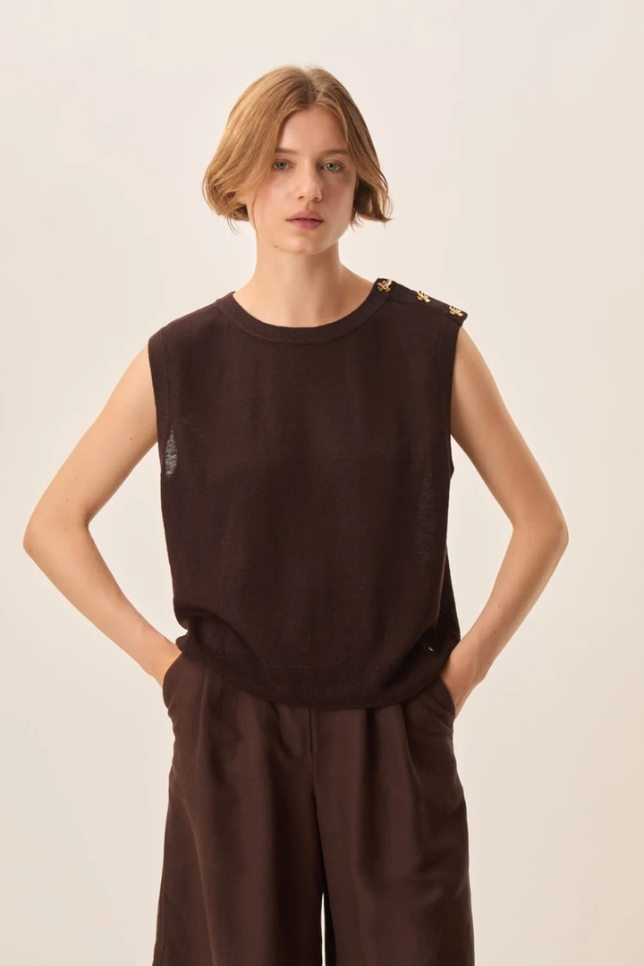 Veste Brazou sans manches tricot fin détails boutons