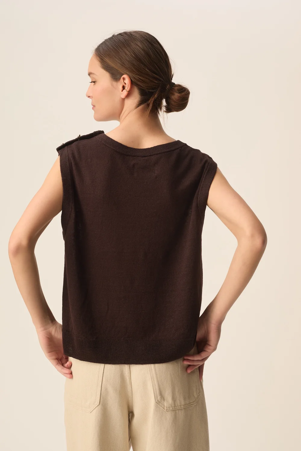 Veste Brazou sans manches tricot fin détails boutons
