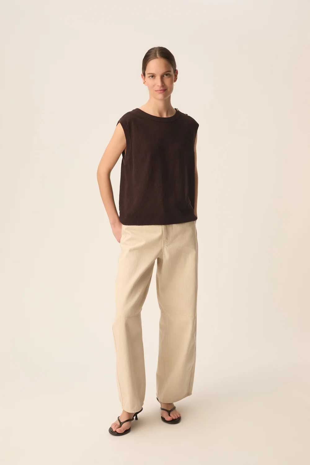 Veste Brazou sans manches tricot fin détails boutons