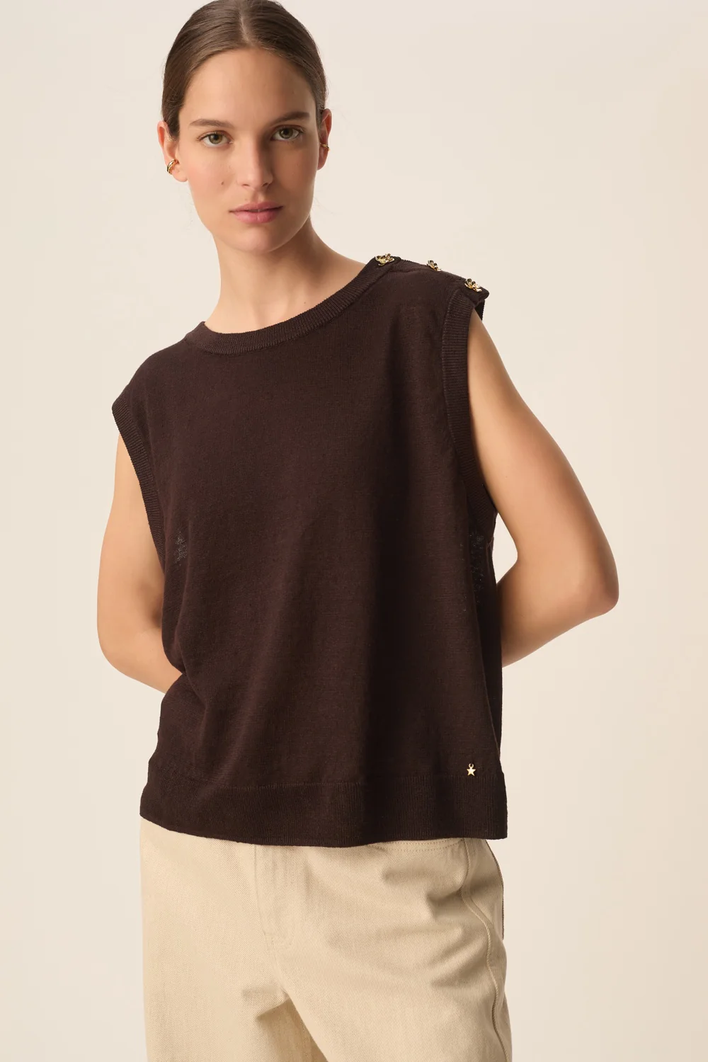 Veste Brazou sans manches tricot fin détails boutons