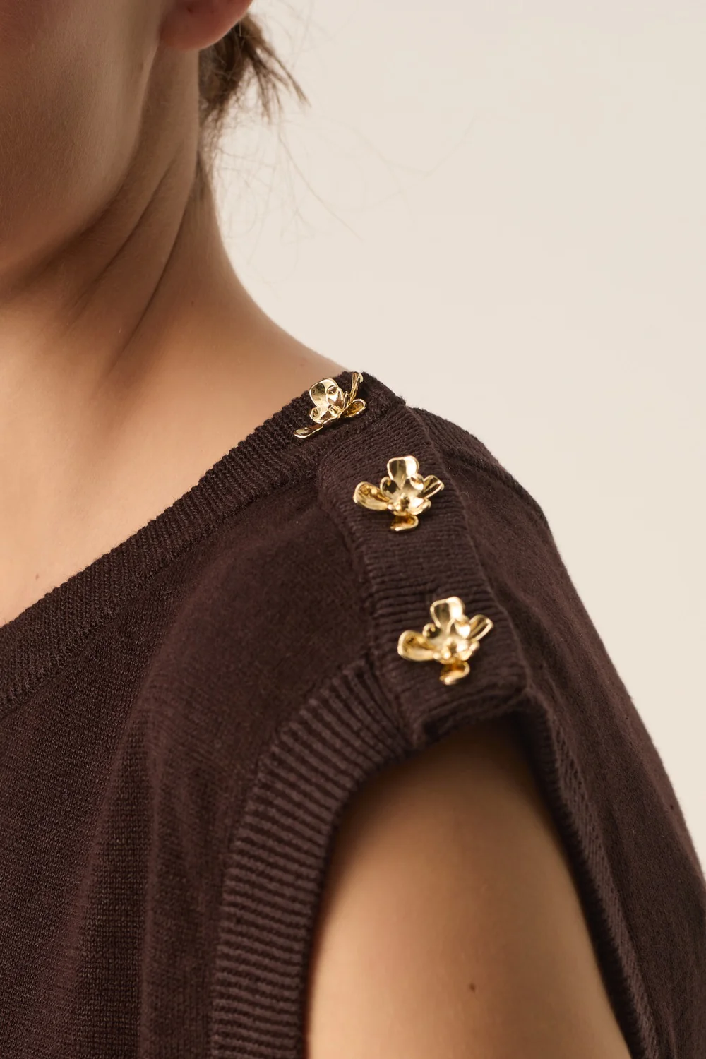 Veste Brazou sans manches tricot fin détails boutons