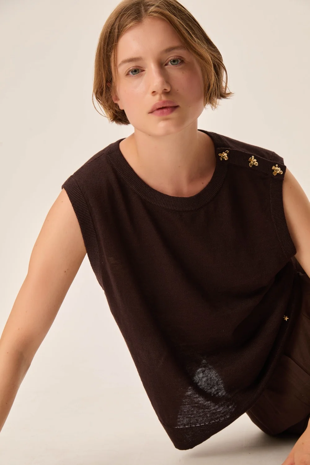 Veste Brazou sans manches tricot fin détails boutons