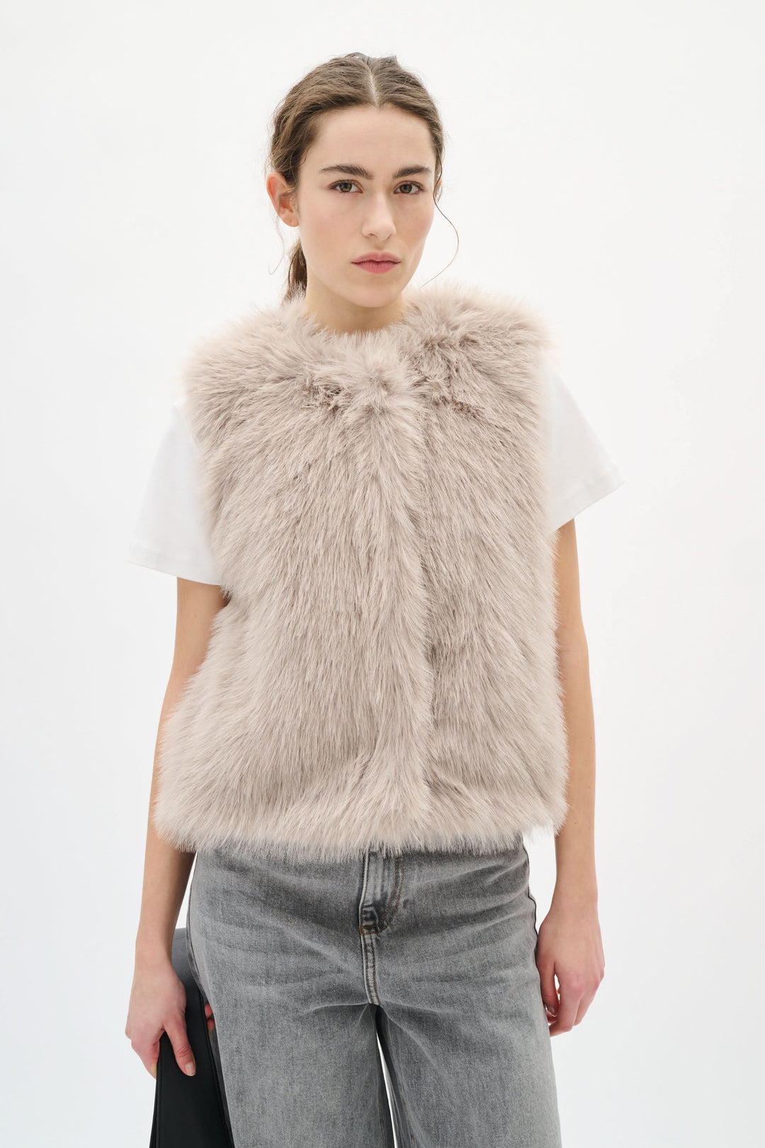 Veste Zaziah sans manches en fausse fourrure, chic et douillette, idéale pour l'automne et l'hiver. Douce et confortable, parfaite pour superposer.