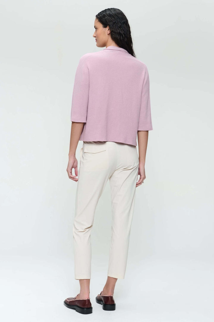 Veste sans couture en tricot texturé, coupe droite, manches courtes, style décontracté-chic.