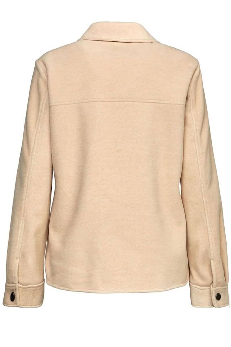 Veste beige avec manches longues et deux poches, idéale pour l&