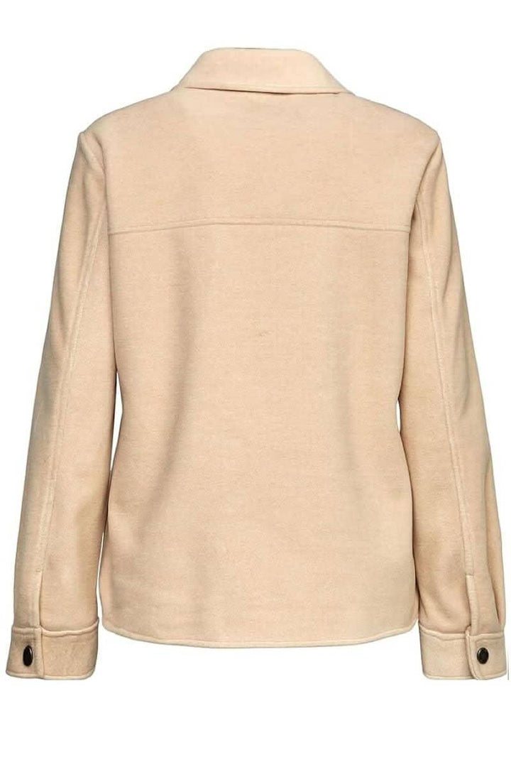 Veste beige avec manches longues et deux poches, idéale pour l&