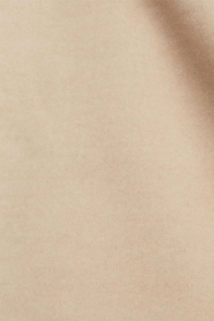 Tissu beige doux et texturé, idéal pour confectionner des vêtements comme des vestes ou des manteaux.