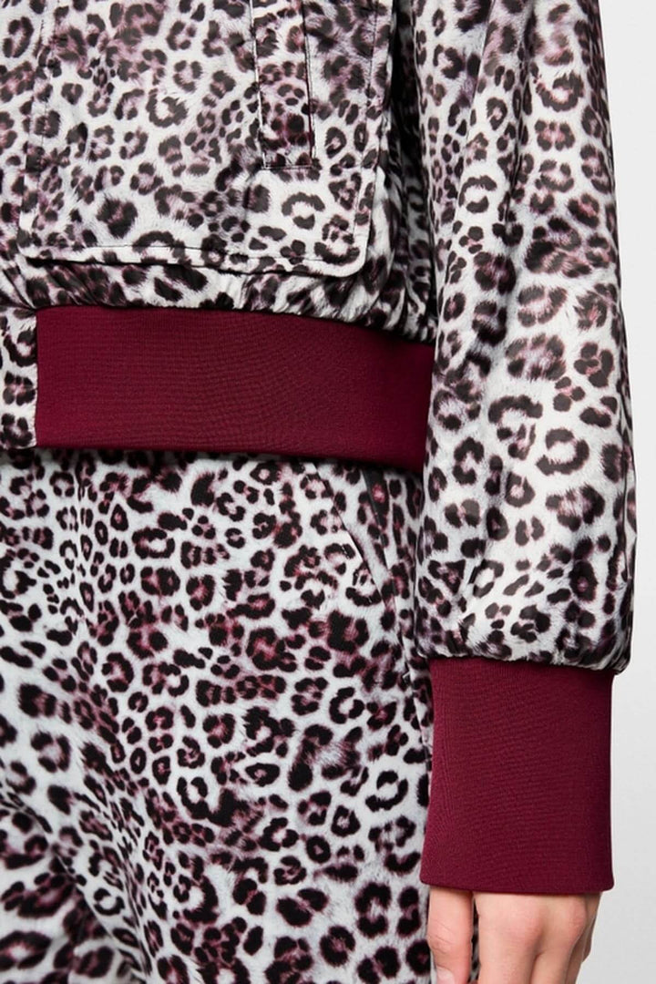 Veste bomber réversible avec imprimé léopard et poignets tricotés bordeaux. Décris moi le produit en français.