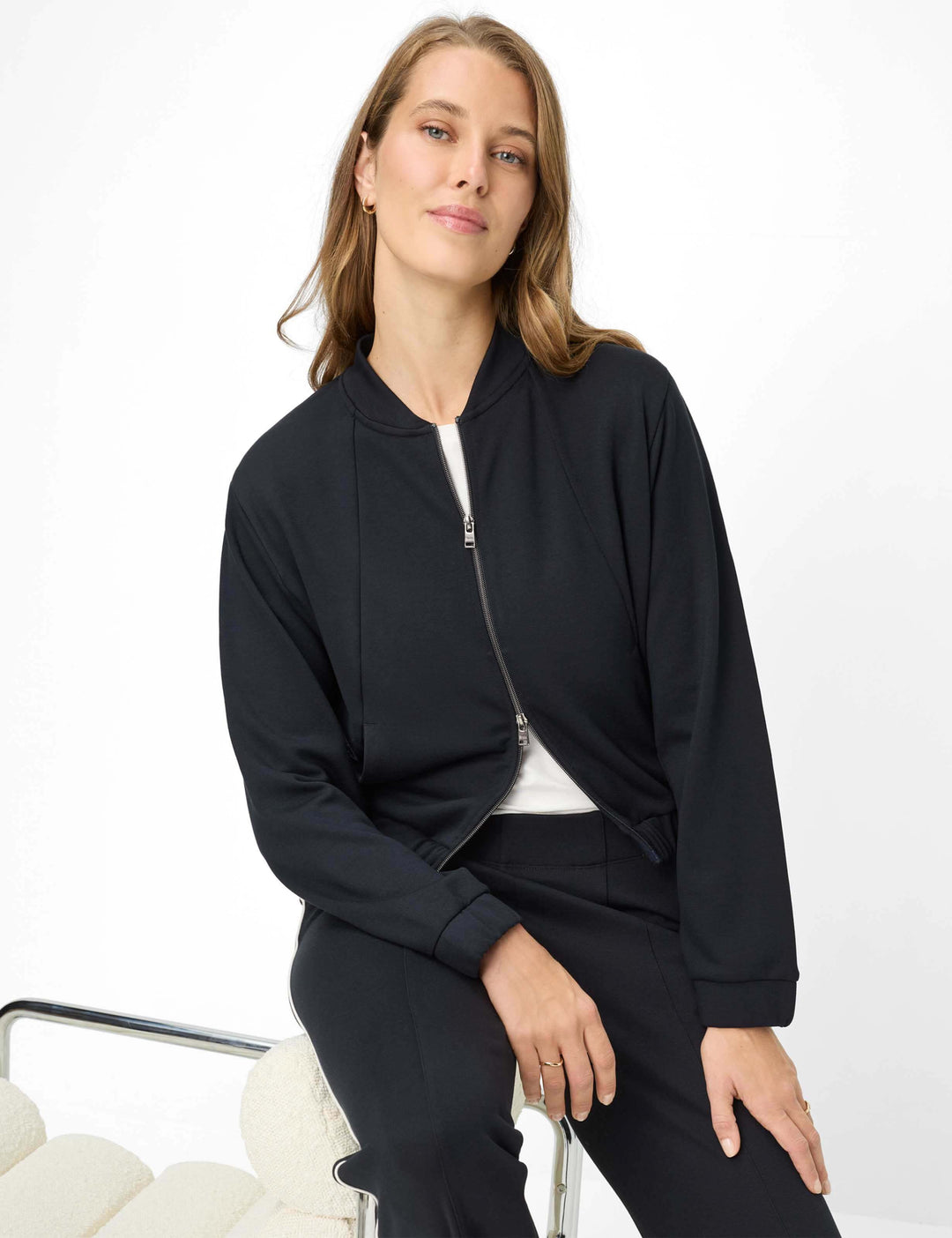 Veste bomber zipée BECKY L, veste courte à fermeture zippée, allure moderne et confort épuré, tenue décontractée ou soignée.