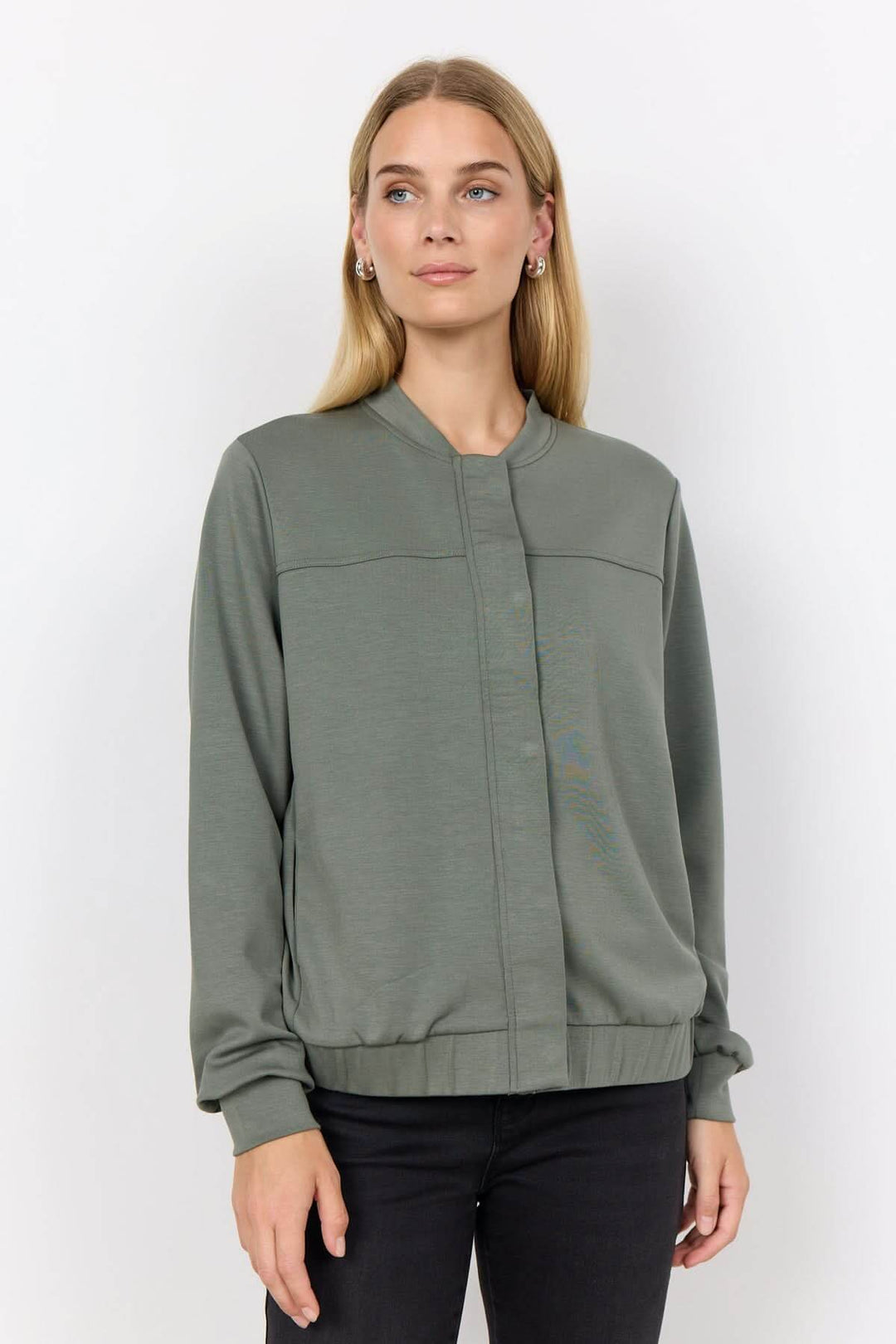 Veste à bouton-pression en modal, manches longues et col mao, idéale pour un look chic et décontracté.