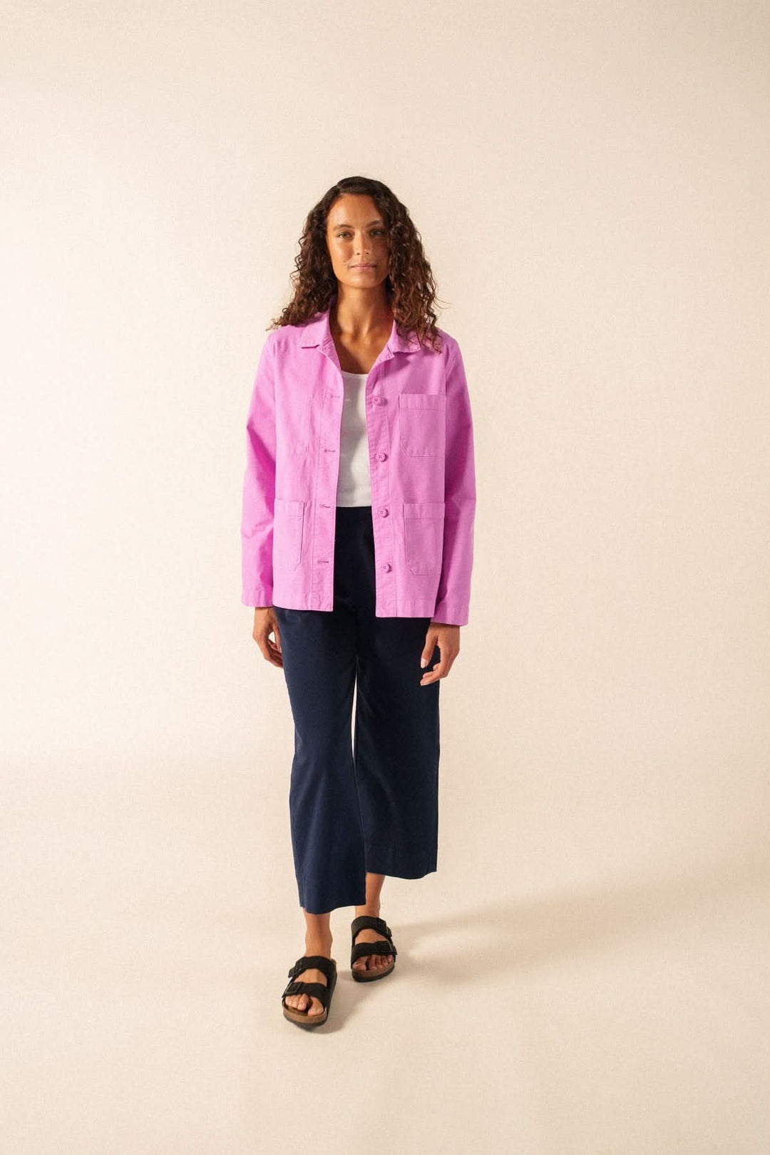 Veste boutonnée ALIZE en toile de coton élasthanne, style workwear avec poches plaquées et coupe droite, modèle femme portée sur fond neutre.