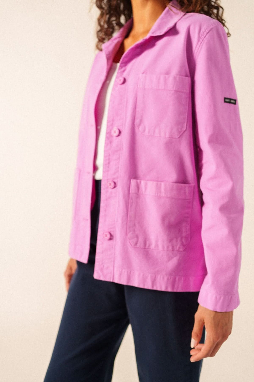 Veste boutonnée ALIZE rose avec poches plaquées et coupe droite, inspirée du style workwear, confectionnée en coton et élasthanne.