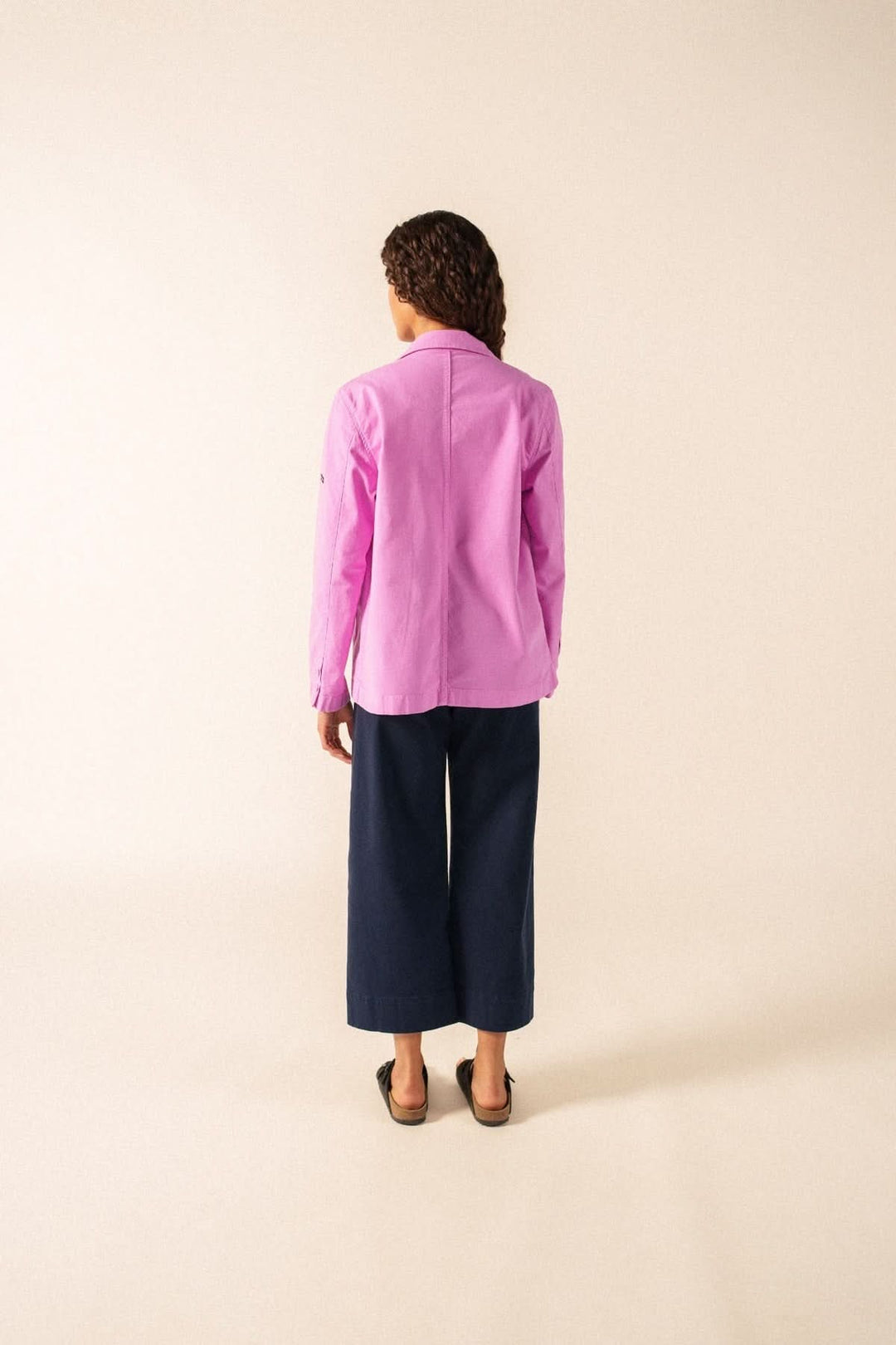 Vue arrière de la Veste boutonnée ALIZE rose, manches longues, style workwear avec poches plaquées, en toile coton élasthanne.