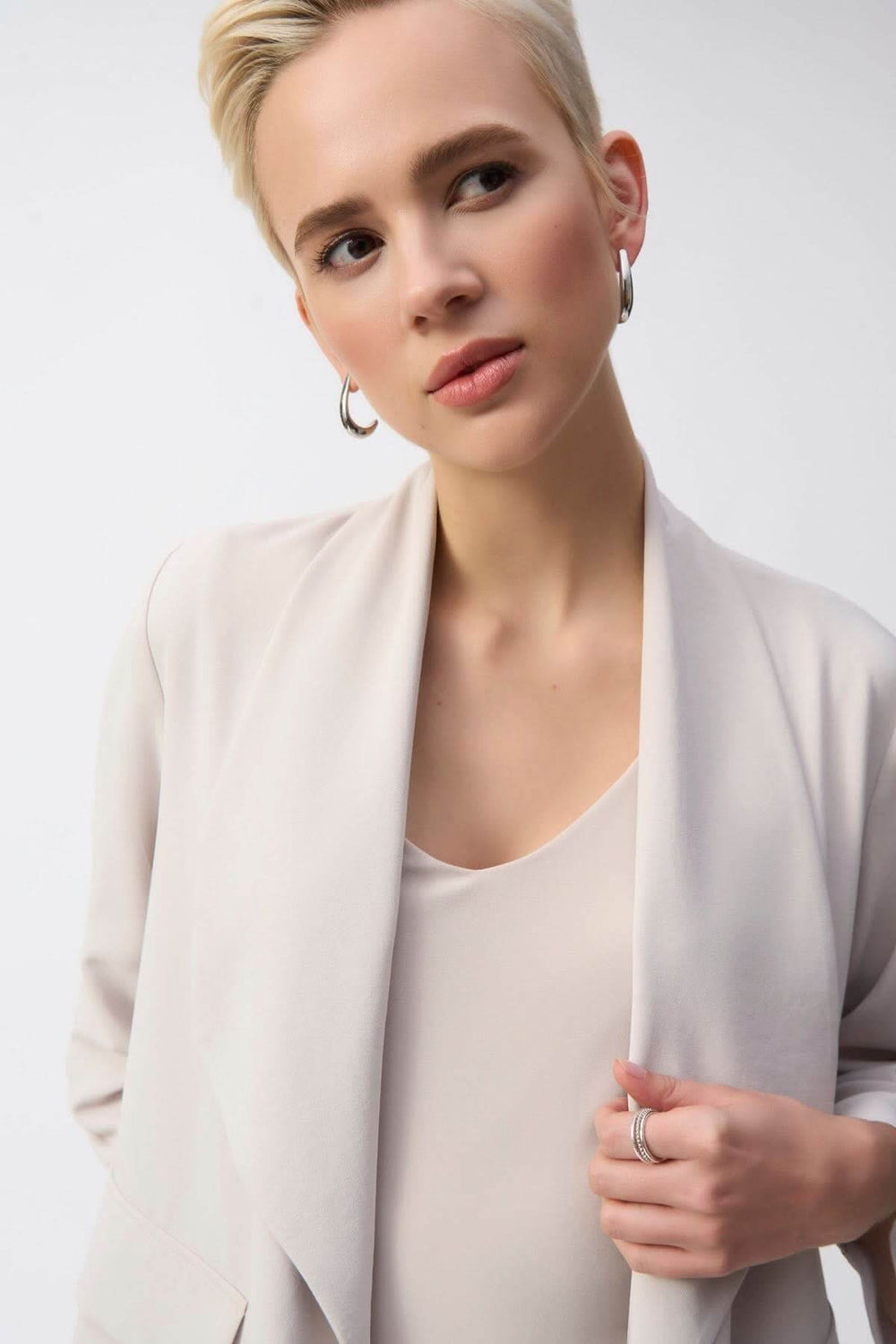 Modèle avec une veste col châle ouverte, look élégant et décontracté, idéal pour diverses occasions.