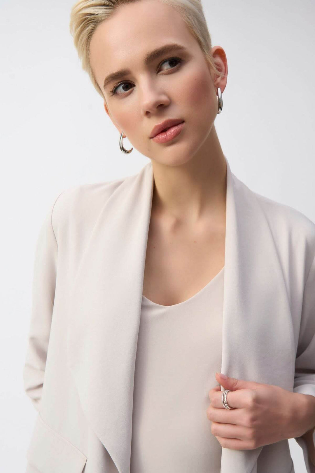 Modèle avec une veste col châle ouverte, look élégant et décontracté, idéal pour diverses occasions.