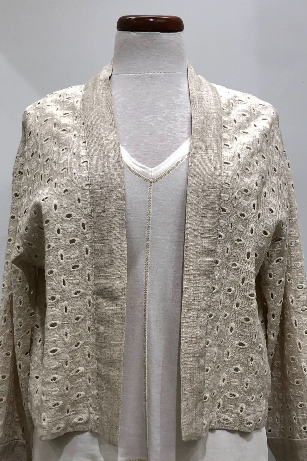Veste courte ajourée en mélange de viscose et lin, parfaite pour l'été, avec texture brodée, manches amples.